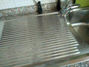 pulire il lavello in acciaio