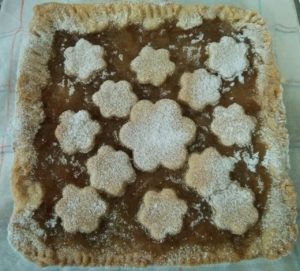 Crostata all’olio con pere e fiori.