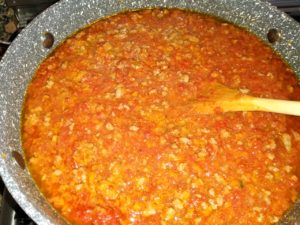 Preparo il ragù di scorta.