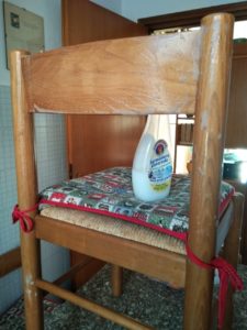 pulire le sedie della cucina