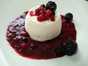 Panna cotta  con frutti di bosco.