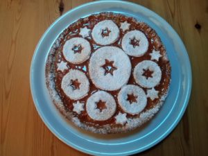 Crostata con frolla al cocco e marmellata di susine