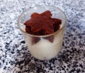 Bicchierini di crema al cioccolato bianco e arancia.