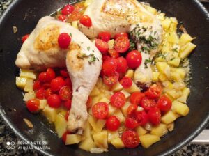 Cosce di pollo con patate e pomodorini