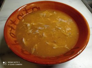 Brodo  speziato con cosce di pollo