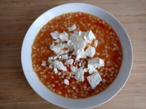 Minestra di orzo perlato con feta